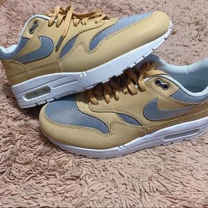 Vachetta Tan Silver Womens Nike Air Max 1 Sneaker